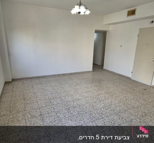 קירות לבנים חלקים בחדר ריק